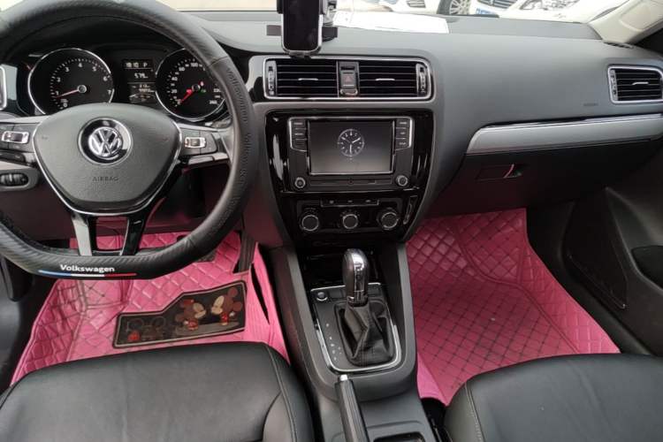 Used Volkswagen Sagitar 2018 1.6L Automatic Comfort Model Audio And AC Panel