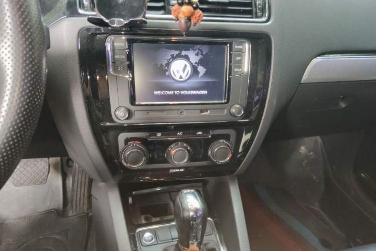 Used Volkswagen Sagitar 2018 280TSI DSG Ignite Edition Audio And AC Panel