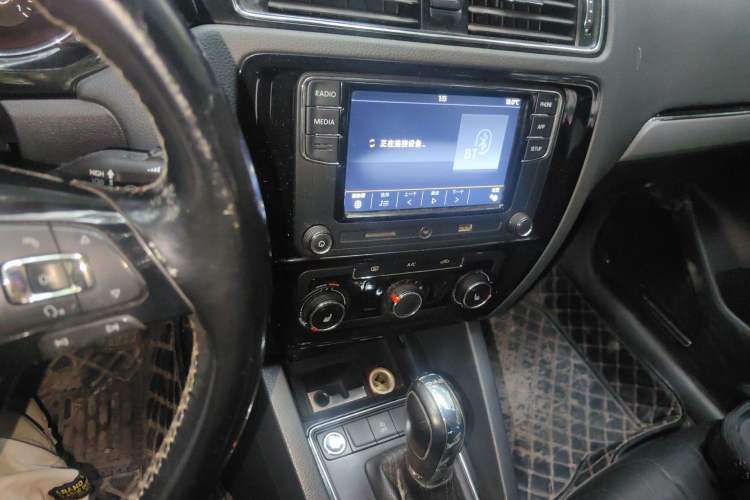 Used Volkswagen Sagitar 2018 180TSI DSG Prestige Edition Audio And AC Panel