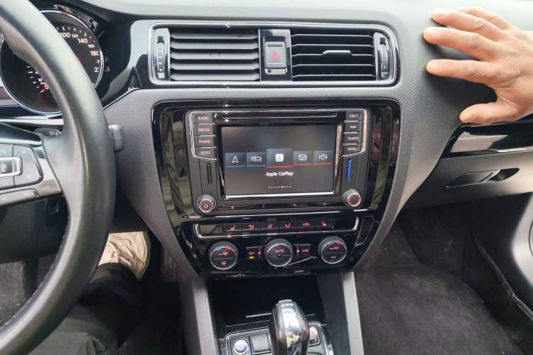 Used Volkswagen Sagitar 2018 280TSI DSG Luxury Model Audio And AC Panel