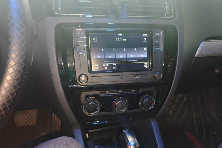 Used Volkswagen Sagitar 2018 1.6L Automatic Comfort Model Audio And AC Panel