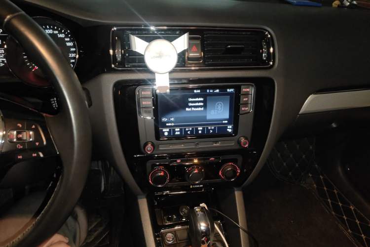 Used Volkswagen Sagitar 2018 1.6L Automatic Comfort Model Audio And AC Panel