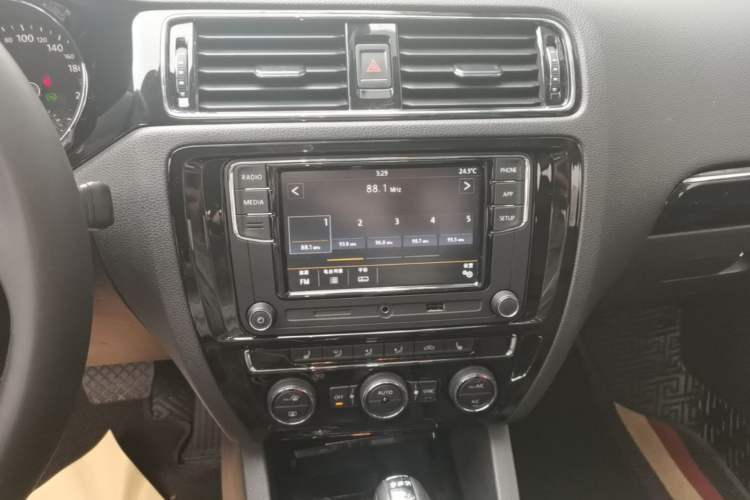 Used Volkswagen Sagitar 2018 280TSI DSG Luxury Model Audio And AC Panel