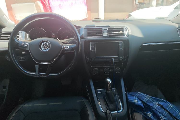 Used Volkswagen Sagitar 2018 280TSI DSG Luxury Model Center Console