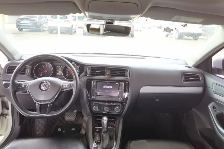 Used Volkswagen Sagitar 2018 1.6L Automatic Comfort Model Center Console