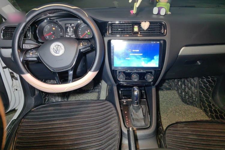 Used Volkswagen Sagitar 2018 280TSI DSG Ignite Edition Center Console