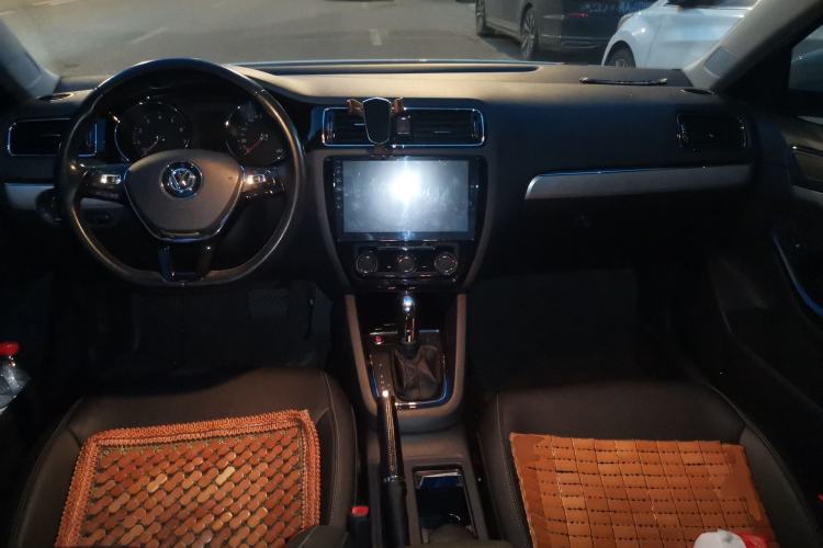 Used Volkswagen Sagitar 2018 1.6L Automatic Comfort Model Center Console
