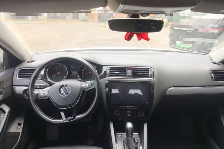 Used Volkswagen Sagitar 2018 1.6L Automatic Comfort Model Center Console