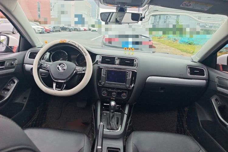 Used Volkswagen Sagitar 2018 1.6L Automatic Comfort Model Center Console