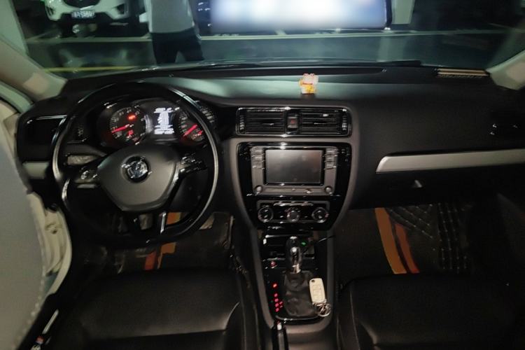 Used Volkswagen Sagitar 2018 180TSI DSG Prestige Edition Center Console