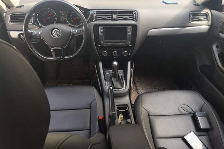 Used Volkswagen Sagitar 2018 1.6L Automatic Comfort Model Center Console