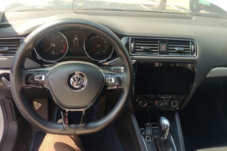Used Volkswagen Sagitar 2018 280TSI DSG Ignite Edition Center Console