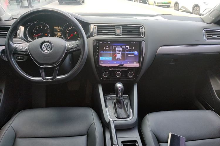 Used Volkswagen Sagitar 2018 1.6L Automatic Comfort Model Center Console