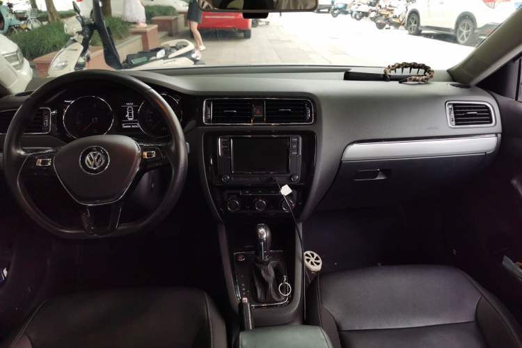 Used Volkswagen Sagitar 2018 280TSI DSG Ignite Edition Center Console