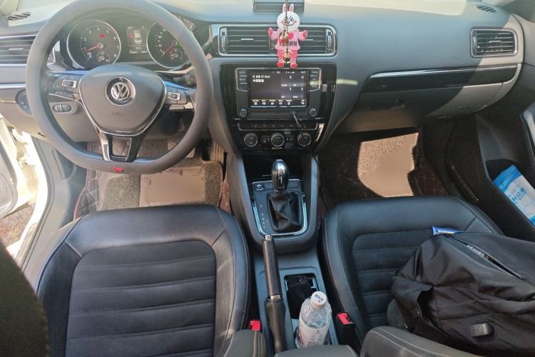 Used Volkswagen Sagitar 2018 280TSI DSG Luxury Model Center Console