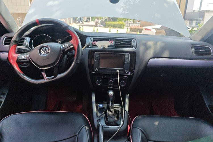 Used Volkswagen Sagitar 2018 280TSI DSG Ignite Edition Center Console