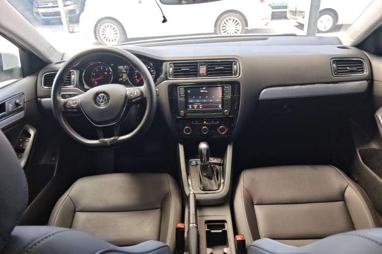 Used Volkswagen Sagitar 2018 1.6L Automatic Comfort Model Center Console