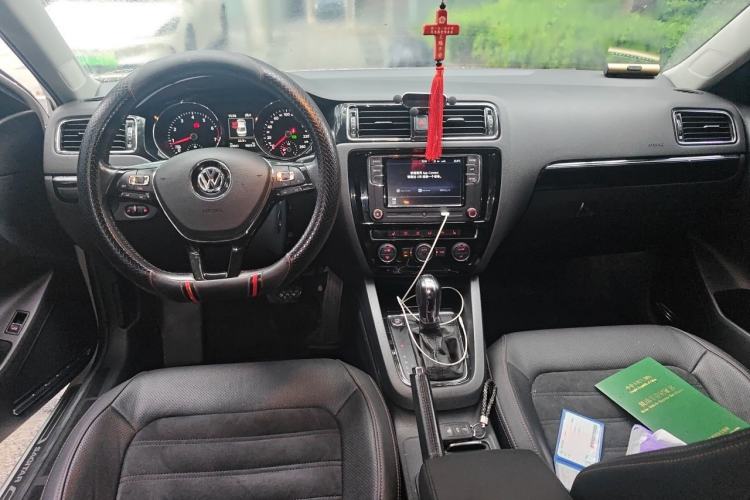 Used Volkswagen Sagitar 2018 280TSI DSG Luxury Model Center Console