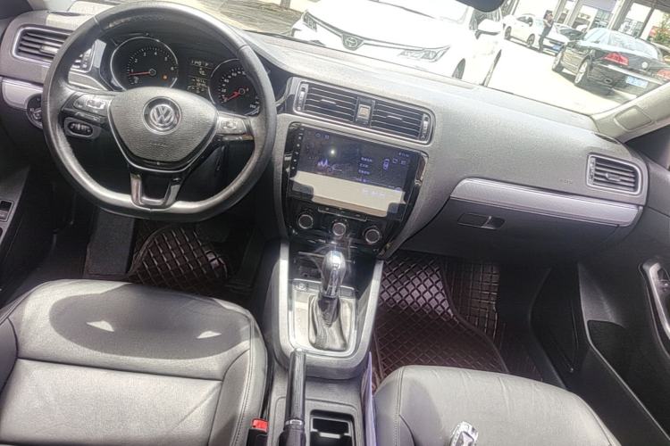 Used Volkswagen Sagitar 2018 1.6L Automatic Comfort Model Center Console