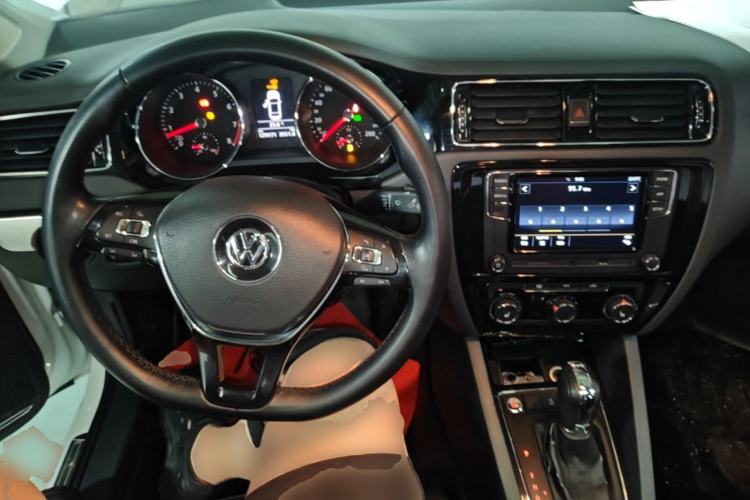 Used Volkswagen Sagitar 2018 180TSI DSG Prestige Edition Center Console