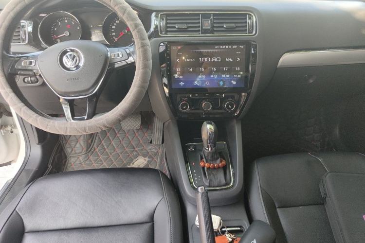 Used Volkswagen Sagitar 2018 1.6L Automatic Comfort Model Center Console