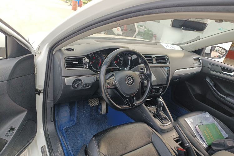 Used Volkswagen Sagitar 2018 1.6L Automatic Comfort Model Center Console