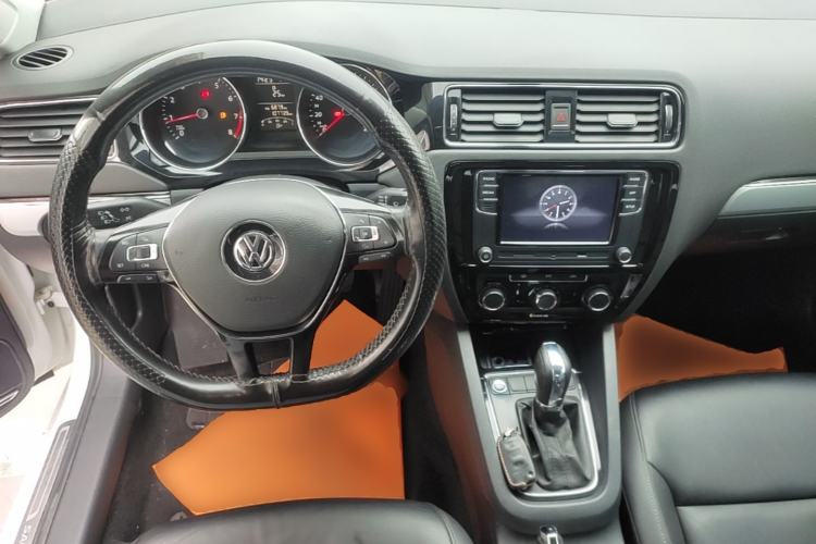Used Volkswagen Sagitar 2018 1.6L Automatic Comfort Model Center Console