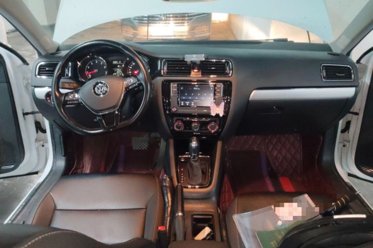 Used Volkswagen Sagitar 2018 1.6L Automatic Comfort Model Center Console