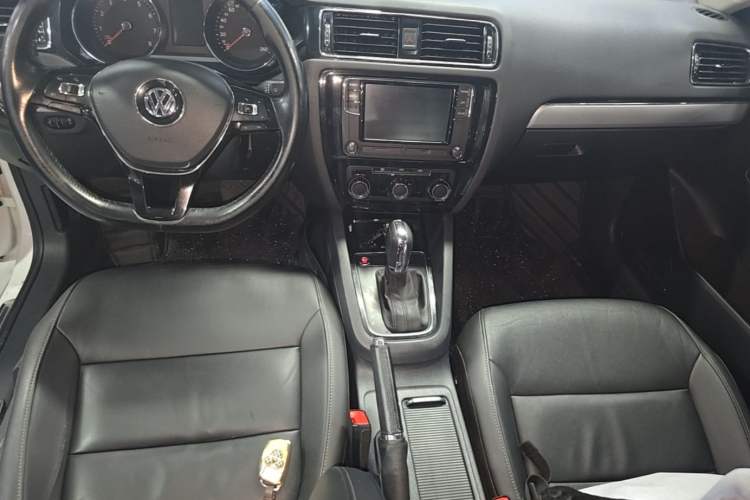 Used Volkswagen Sagitar 2018 1.6L Automatic Comfort Model Center Console