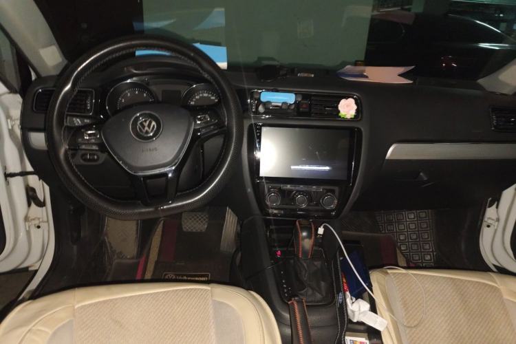Used Volkswagen Sagitar 2018 1.6L Automatic Comfort Model Center Console
