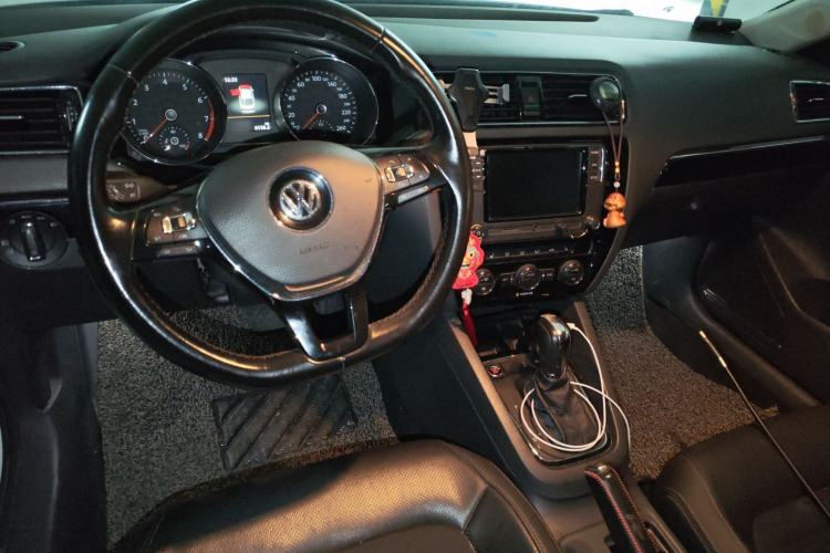 Used Volkswagen Sagitar 2018 280TSI DSG Luxury Model Center Console