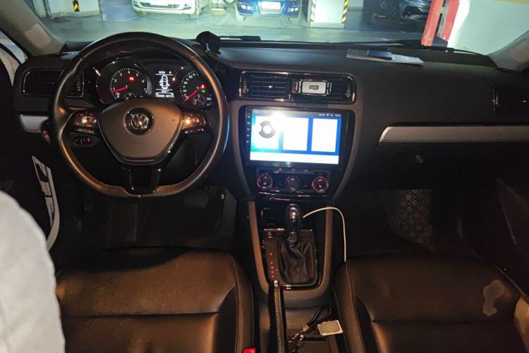 Used Volkswagen Sagitar 2018 180TSI DSG Prestige Edition Center Console