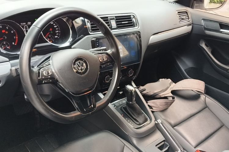 Used Volkswagen Sagitar 2018 280TSI DSG Comfort Model Center Console