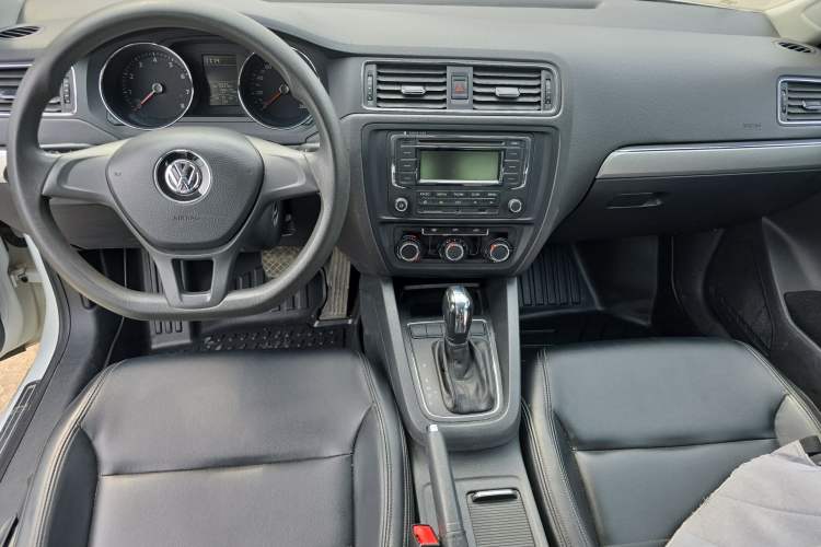 Used Volkswagen Sagitar 2018 1.6L Automatic Fashion Model Center Console