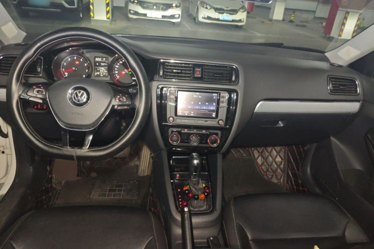 Used Volkswagen Sagitar 2018 1.6L Automatic Comfort Model Center Console