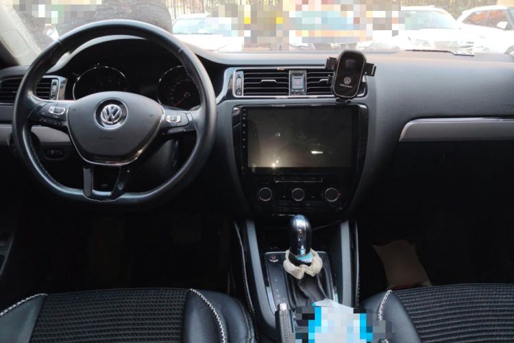 Used Volkswagen Sagitar 2018 1.6L Automatic Comfort Model Center Console