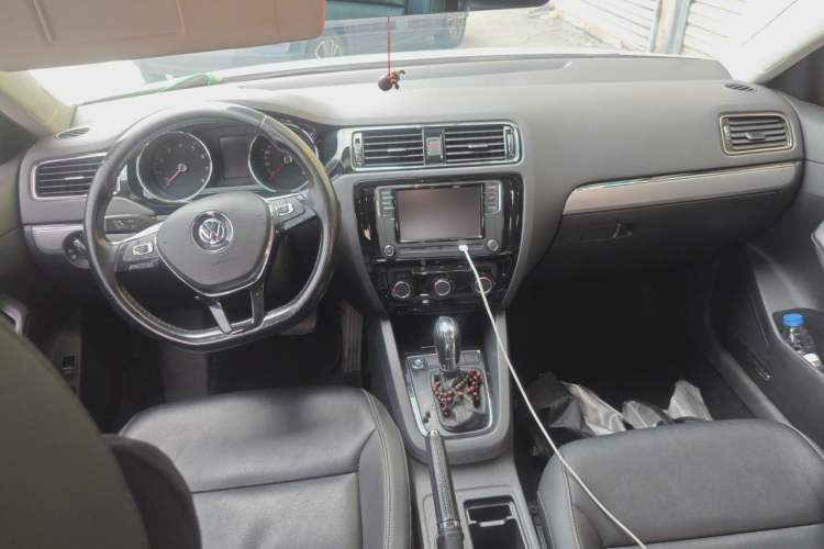Used Volkswagen Sagitar 2018 1.6L Automatic Comfort Model Center Console
