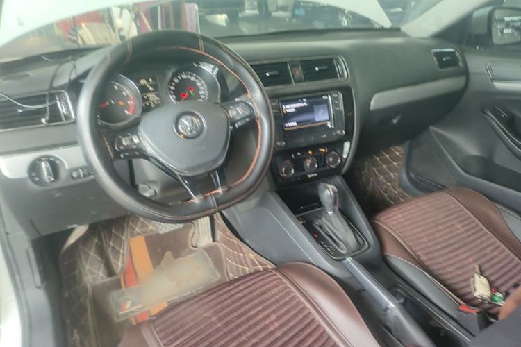 Used Volkswagen Sagitar 2018 1.6L Automatic Comfort Model Center Console