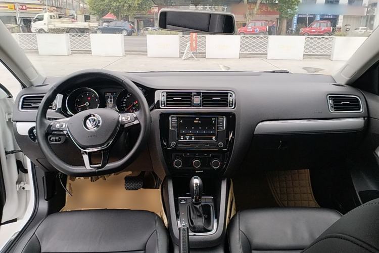 Used Volkswagen Sagitar 2018 280TSI DSG Comfort Model Center Console