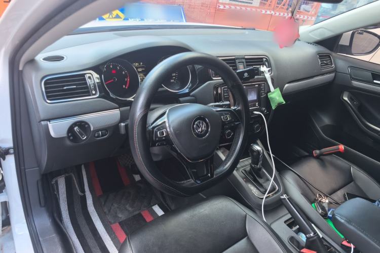 Used Volkswagen Sagitar 2018 1.6L Automatic Comfort Model Center Console