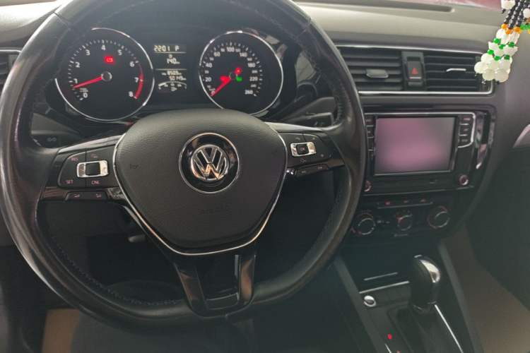 Used Volkswagen Sagitar 2018 1.6L Automatic Comfort Model Center Console