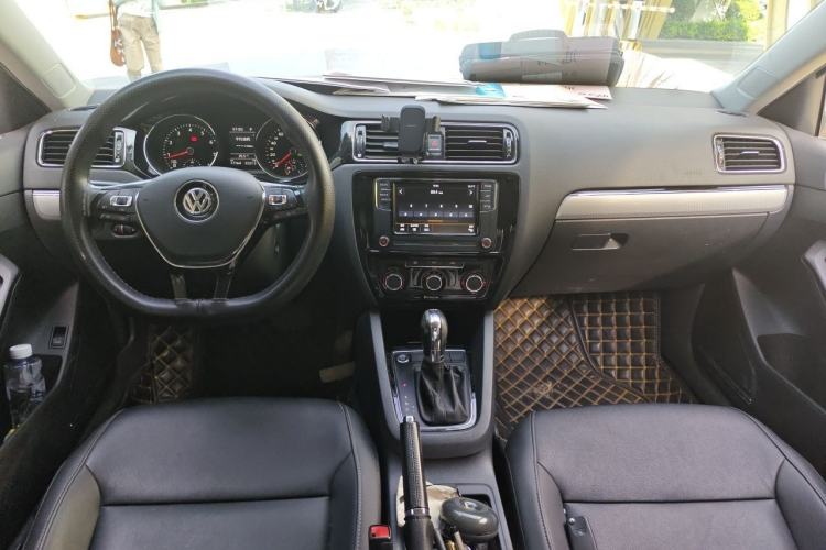 Used Volkswagen Sagitar 2018 280TSI DSG Ignite Edition Center Console