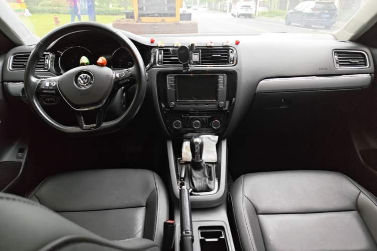 Used Volkswagen Sagitar 2018 1.6L Automatic Comfort Model Center Console