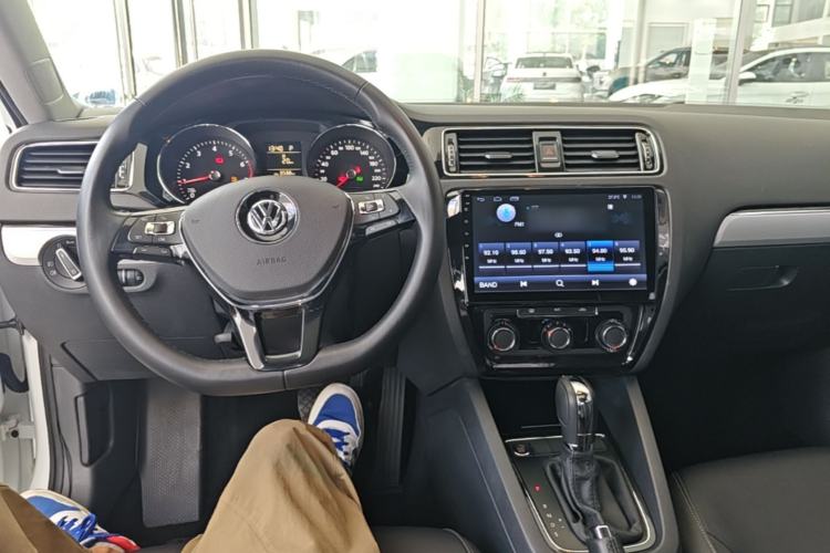 Used Volkswagen Sagitar 2018 1.6L Automatic Comfort Model Center Console