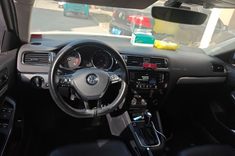 Used Volkswagen Sagitar 2018 1.6L Automatic Comfort Model Center Console