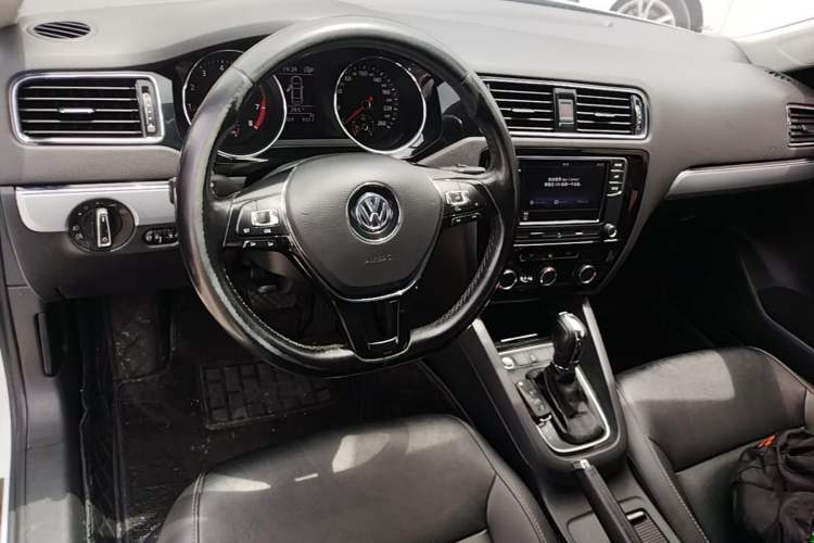 Used Volkswagen Sagitar 2018 280TSI DSG Ignite Edition Center Console