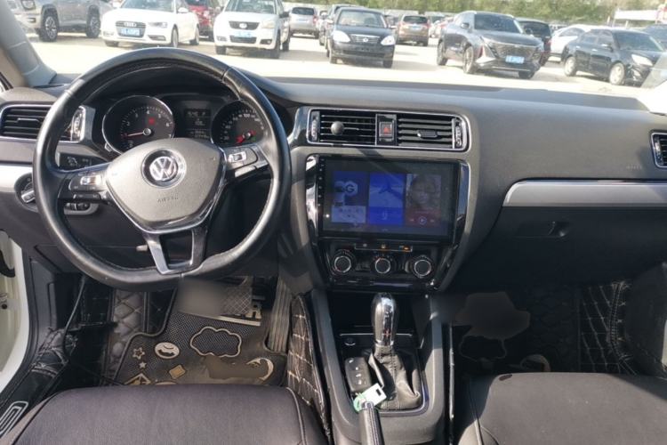 Used Volkswagen Sagitar 2018 1.6L Automatic Comfort Model Center Console