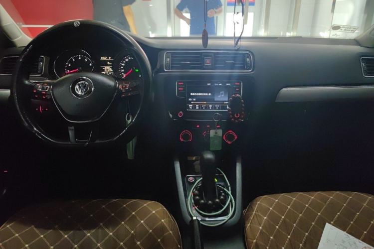 Used Volkswagen Sagitar 2018 1.6L Automatic Fashion Model Center Console