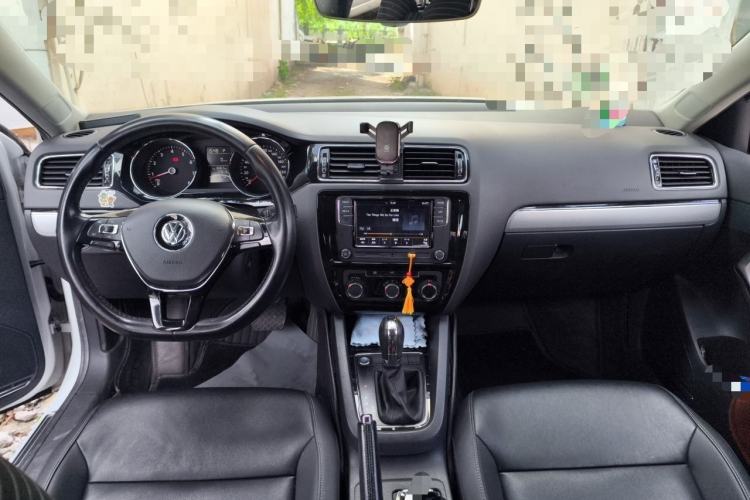 Used Volkswagen Sagitar 2018 1.6L Automatic Comfort Model Center Console