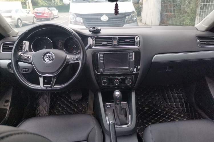 Used Volkswagen Sagitar 2018 280TSI DSG Ignite Edition Center Console